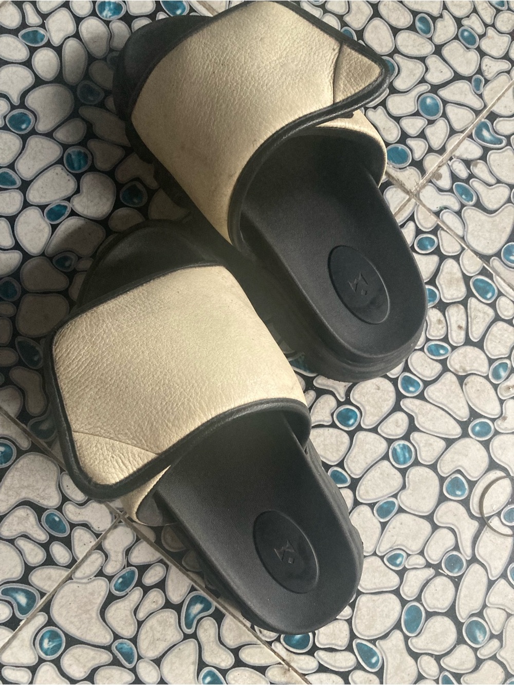 Unbranded Black and Cream Slide Sandals - Cushioned Footbed